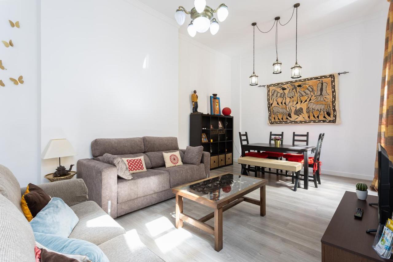 Julieta Historical Apartment By AlohaМалага Екстериор снимка